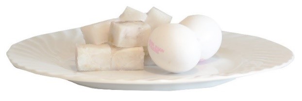 Et hvitt egg på en hvit tallerken