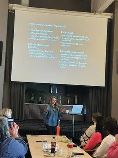 En person som holder en presentasjon