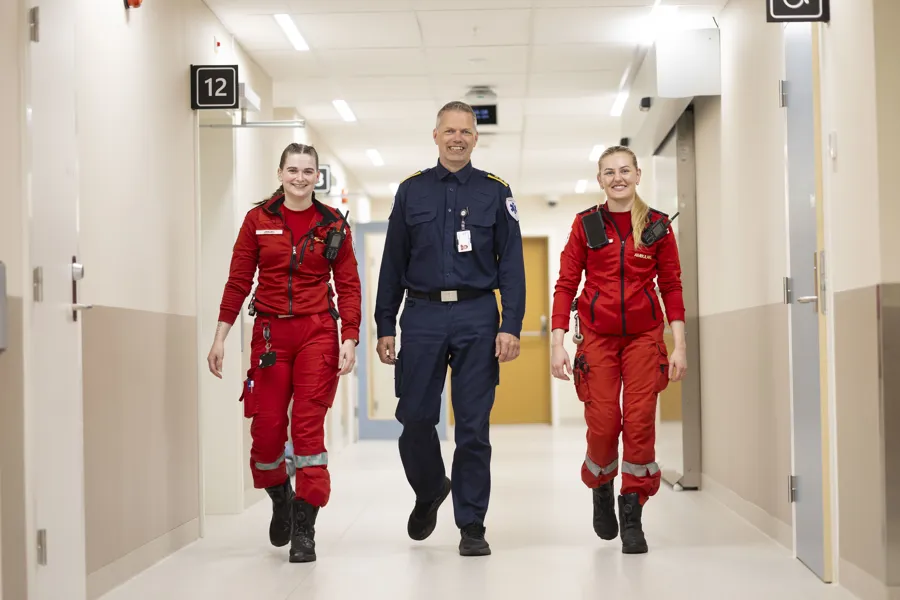 Ambulansemedarbeidere går i gangen på Akuttsenteret