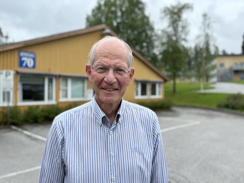 Geir Hoff står foran bygg 70 på sykehusområdet
