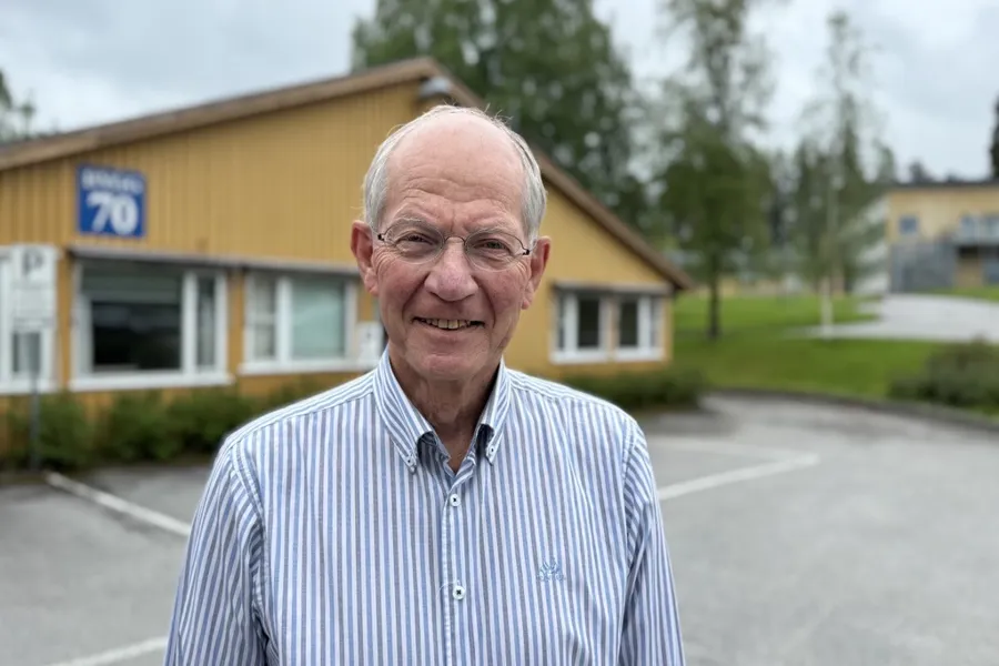 Geir Hoff står foran bygg 70 på sykehusområdet