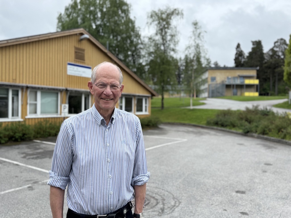 Geir Hoff står foran bygg 70