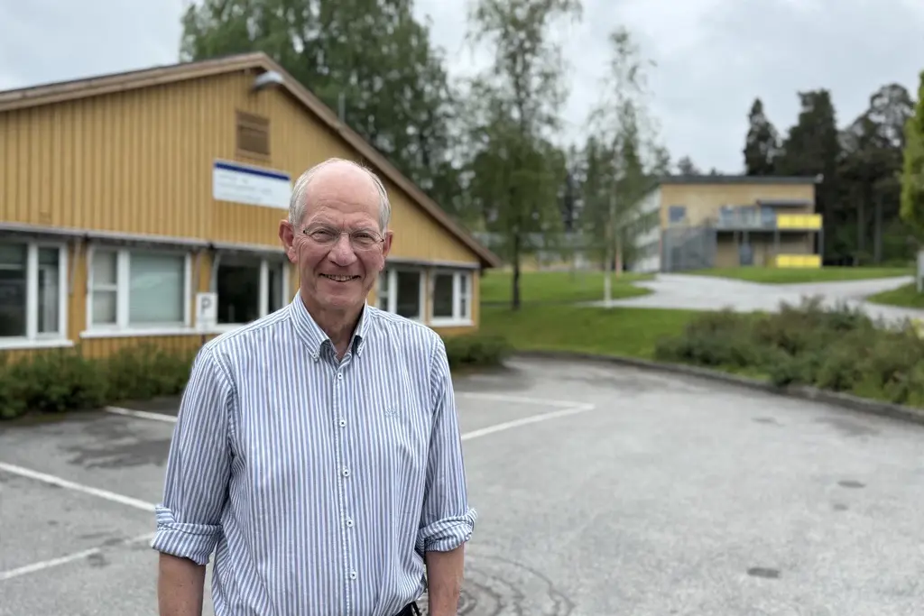 Geir Hoff står foran bygg 70
