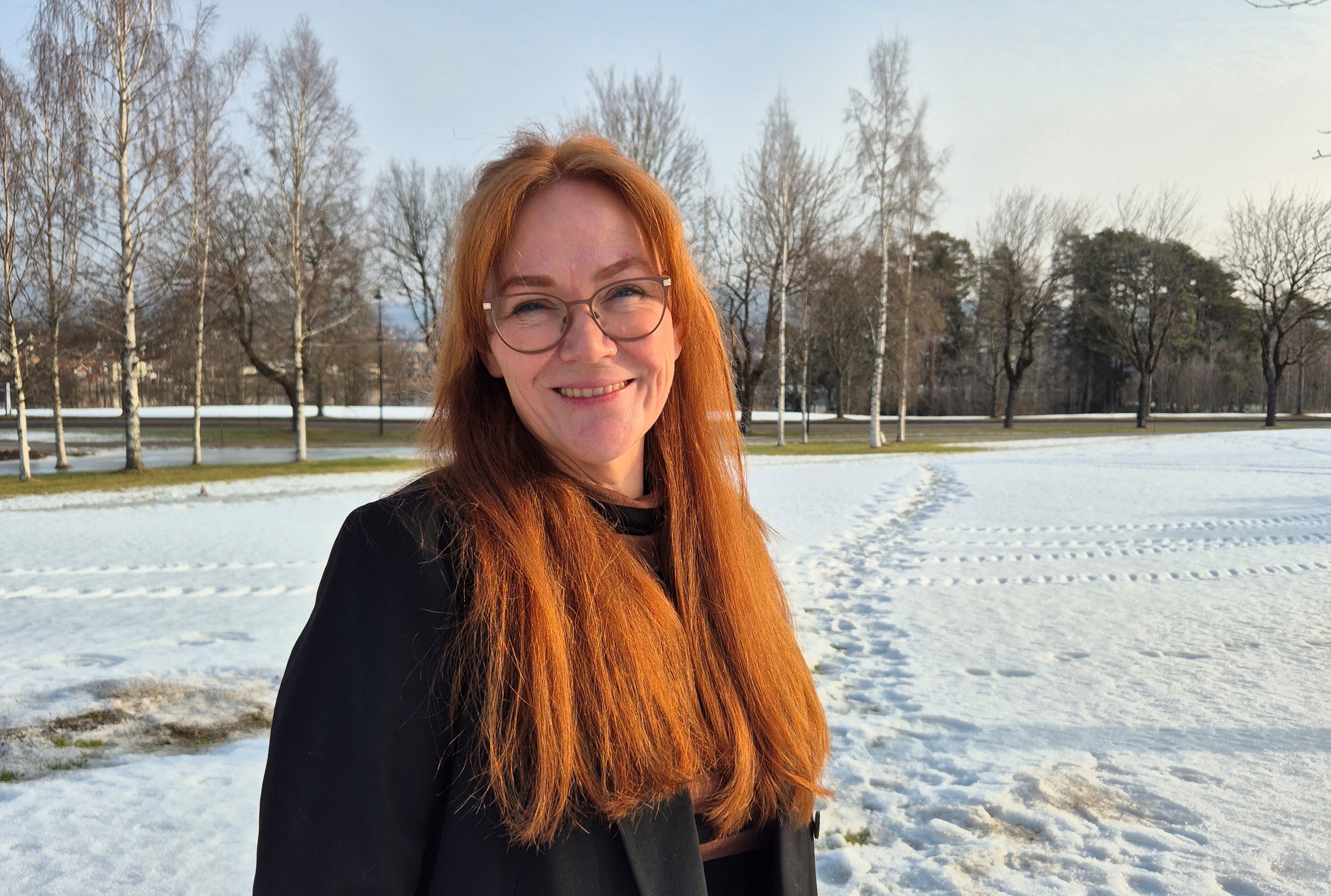 En av de ansatte står ute i naturen
