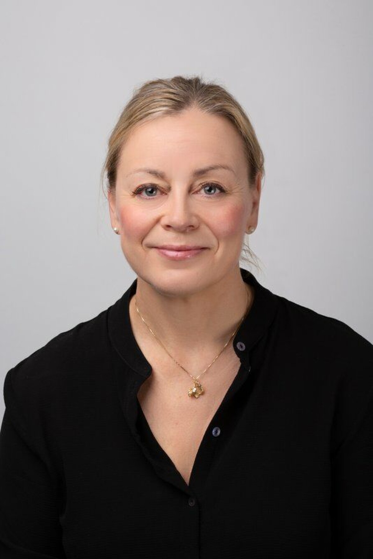 En person iført svart dress