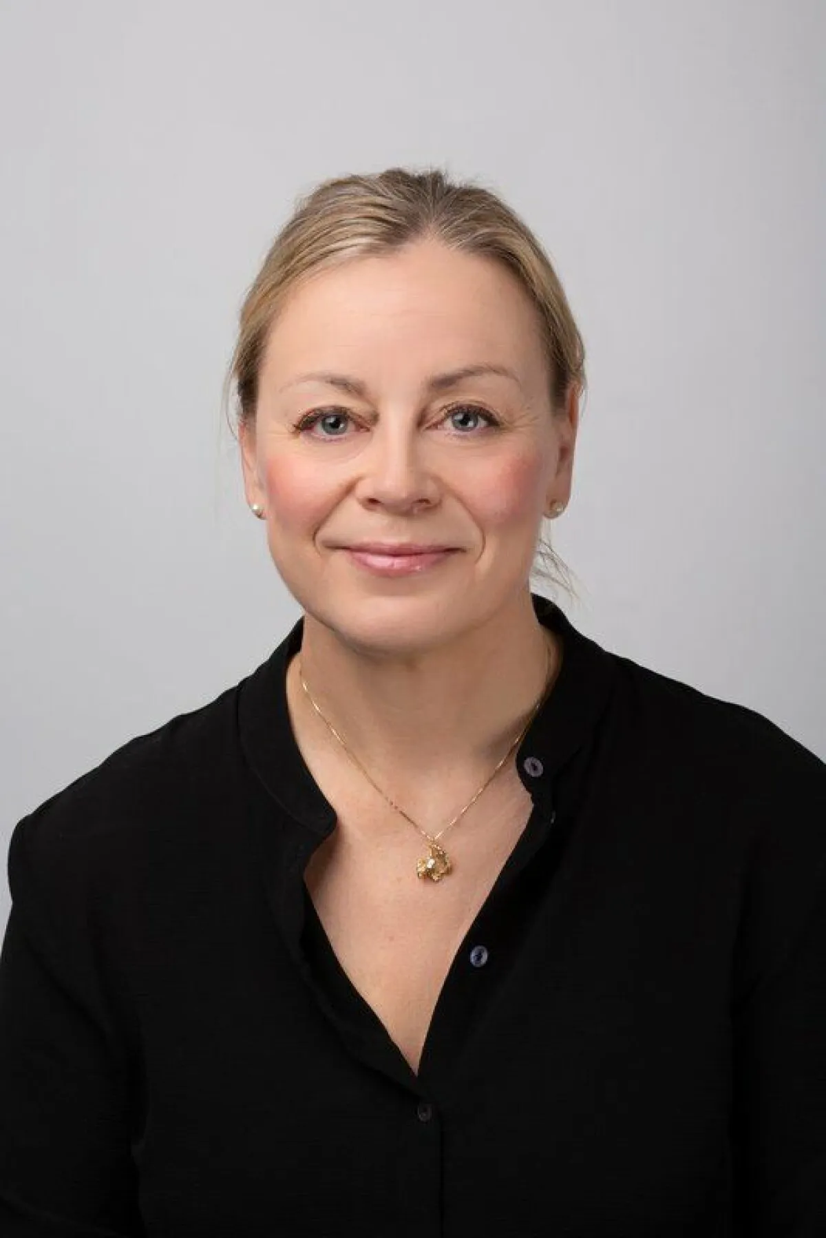 En person iført svart dress