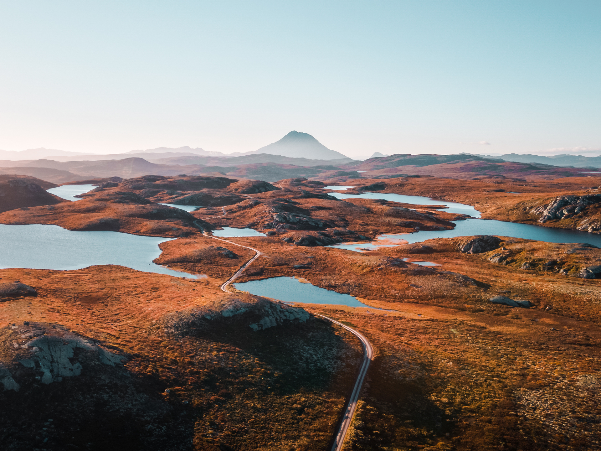 Landskapsbilde med Gaustatoppen i bakgrunn