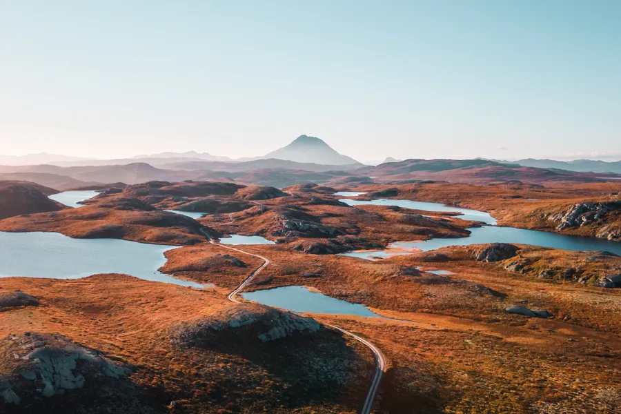 Landskapsbilde med Gaustatoppen i bakgrunn