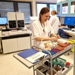 En person i hvit frakk som jobber i et laboratorium