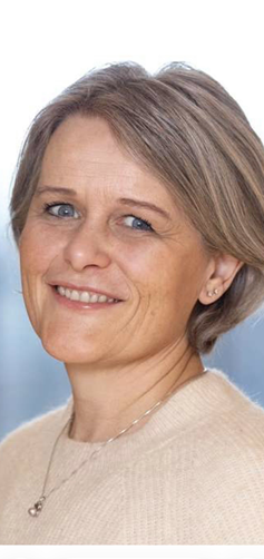 Et nærbilde av en kvinne som smiler