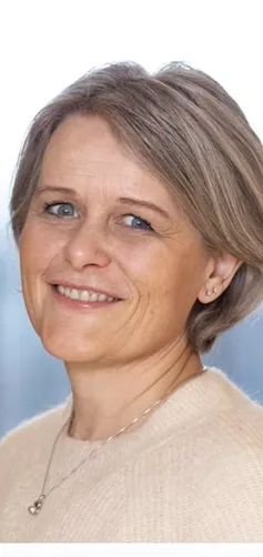 Et nærbilde av en kvinne som smiler