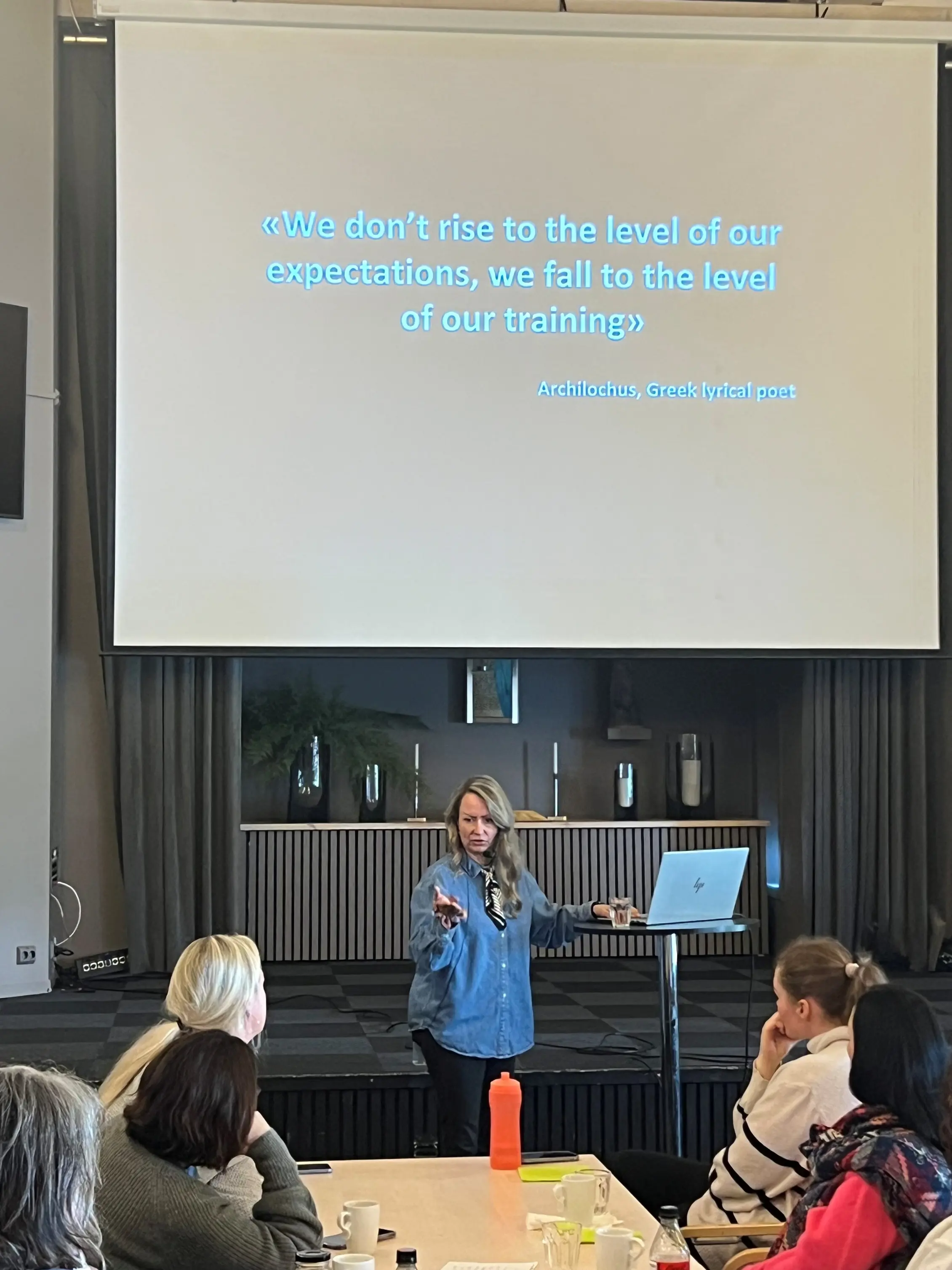 En person som holder en presentasjon