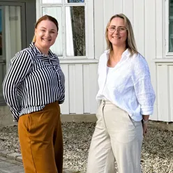 En mann og en kvinne som står utenfor en bygning