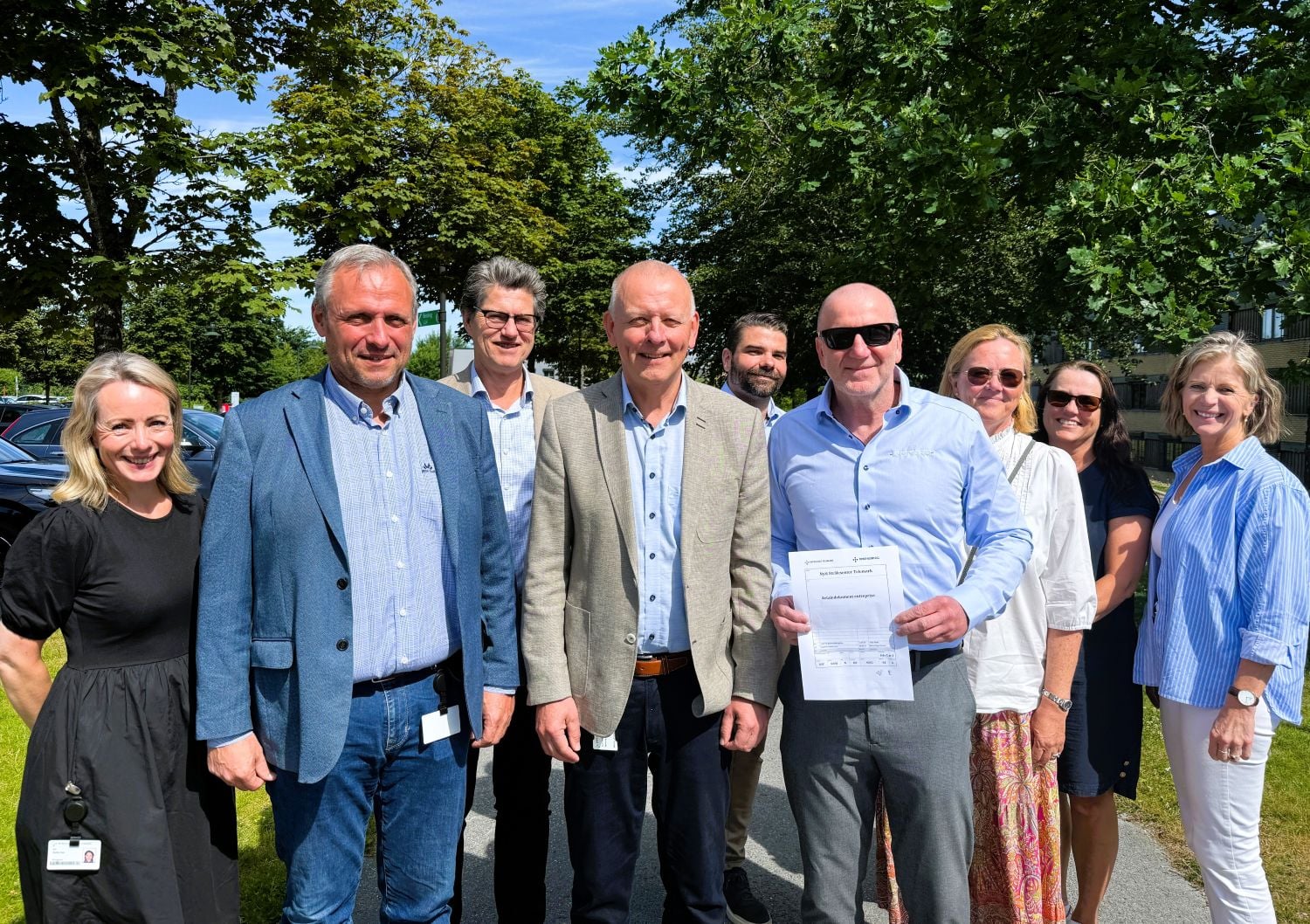 En gruppe mennesker som poserer for et bilde