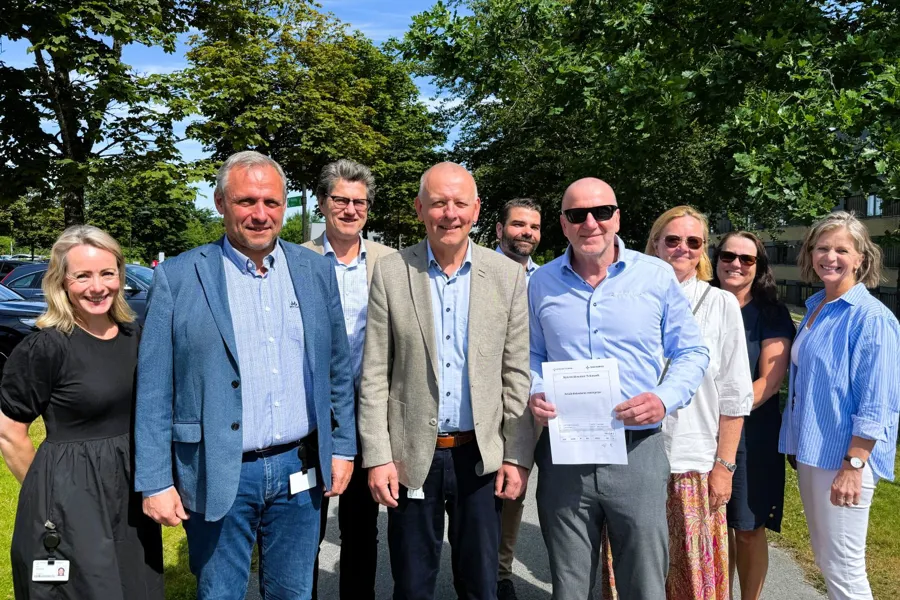 En gruppe mennesker som poserer for et bilde