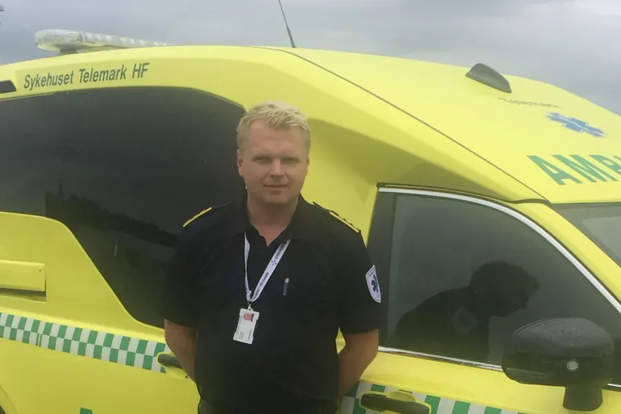Knut Inge Brekka Skoland foran en ambulanse