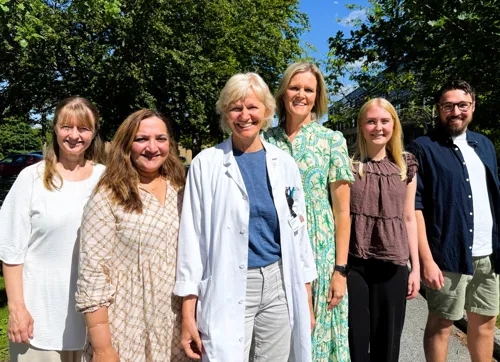 En gruppe mennesker som poserer for et bilde