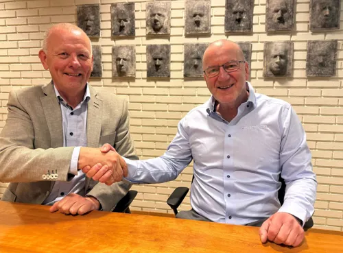 Et par menn som sitter ved et bord