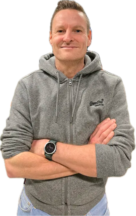 En mann med armene i kors