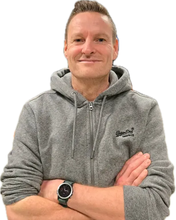 En mann med armene i kors