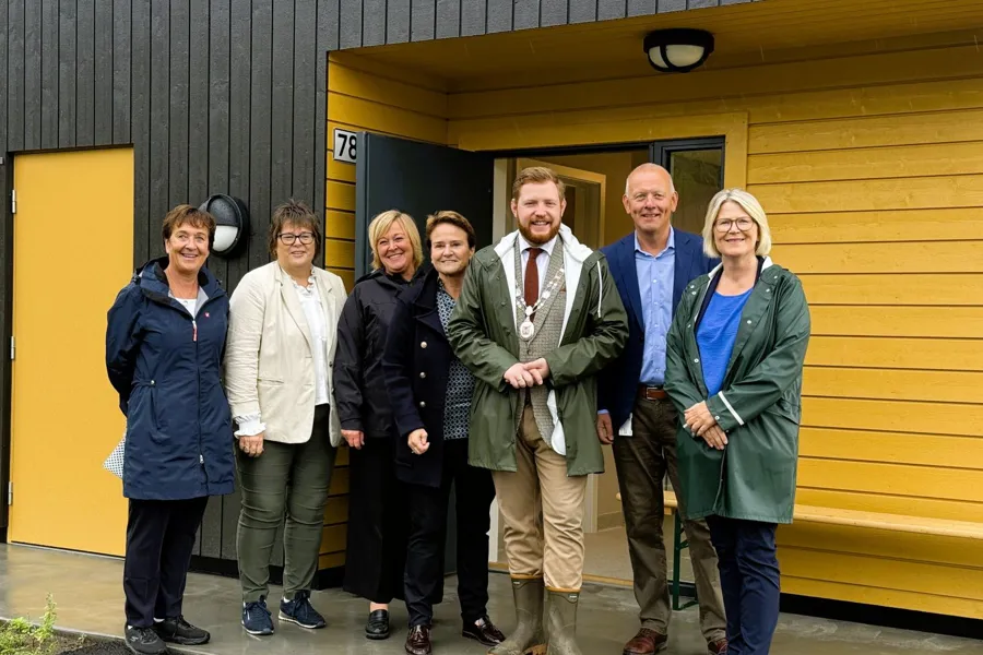 Karianne Hansen, Hilde M. Kristoffersen, Annette Bø Jørgensen, Ellen Sofie Øvrum, Marius Roheim Aarvold, Tom Helge Rønning og Karin Finnerud markerte åpningen av småhusene
