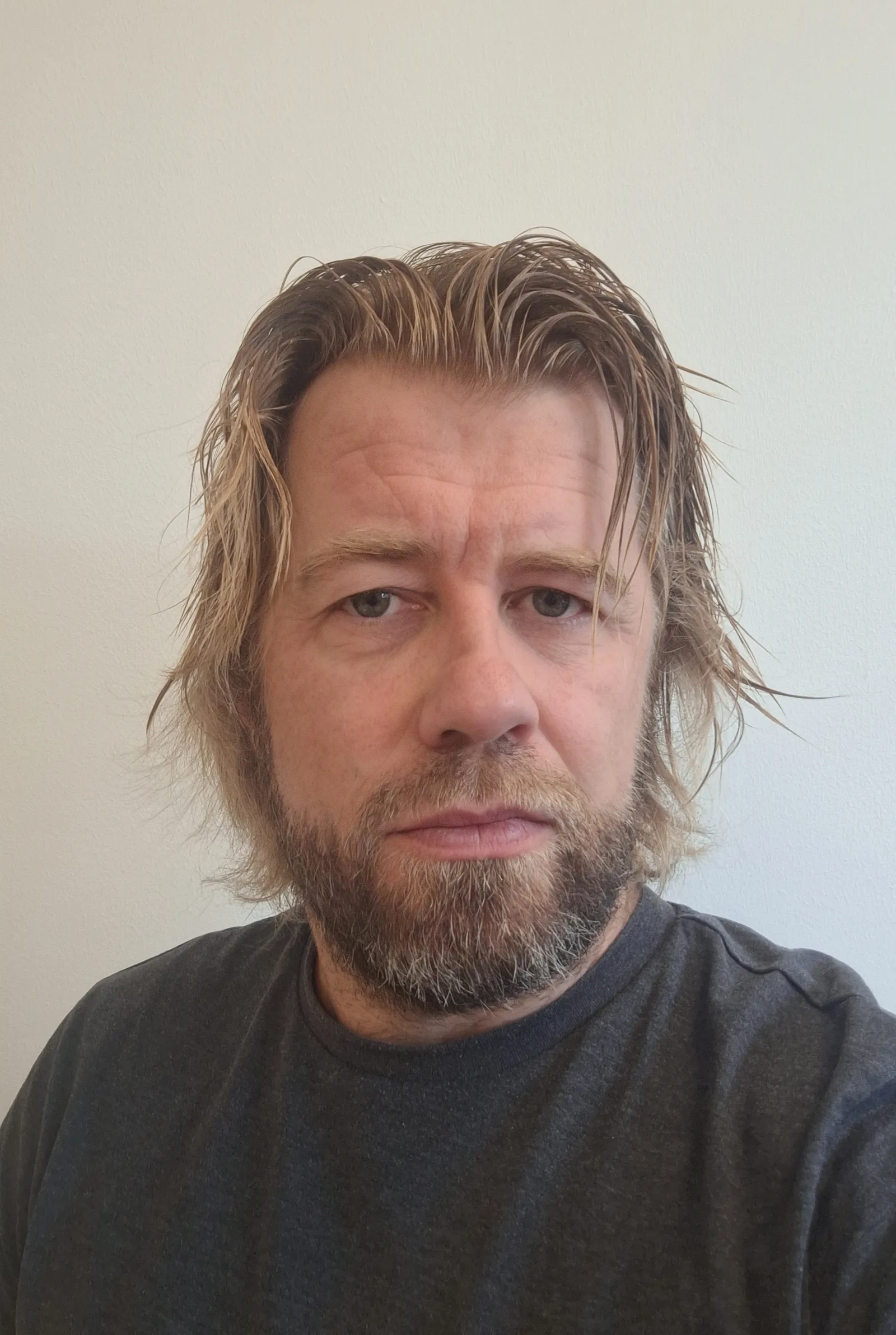 En mann med skjegg