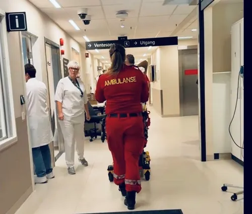 En ambulansemedarbeider triller inn i akuttmottaket