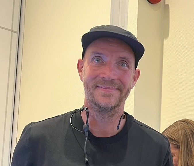 En mann med hatt