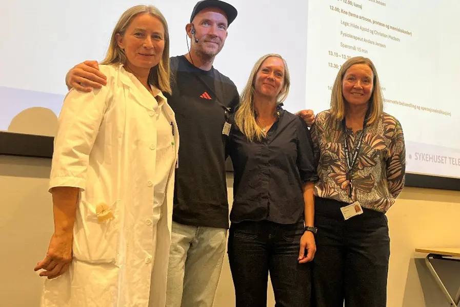 En gruppe mennesker som poserer for et bilde