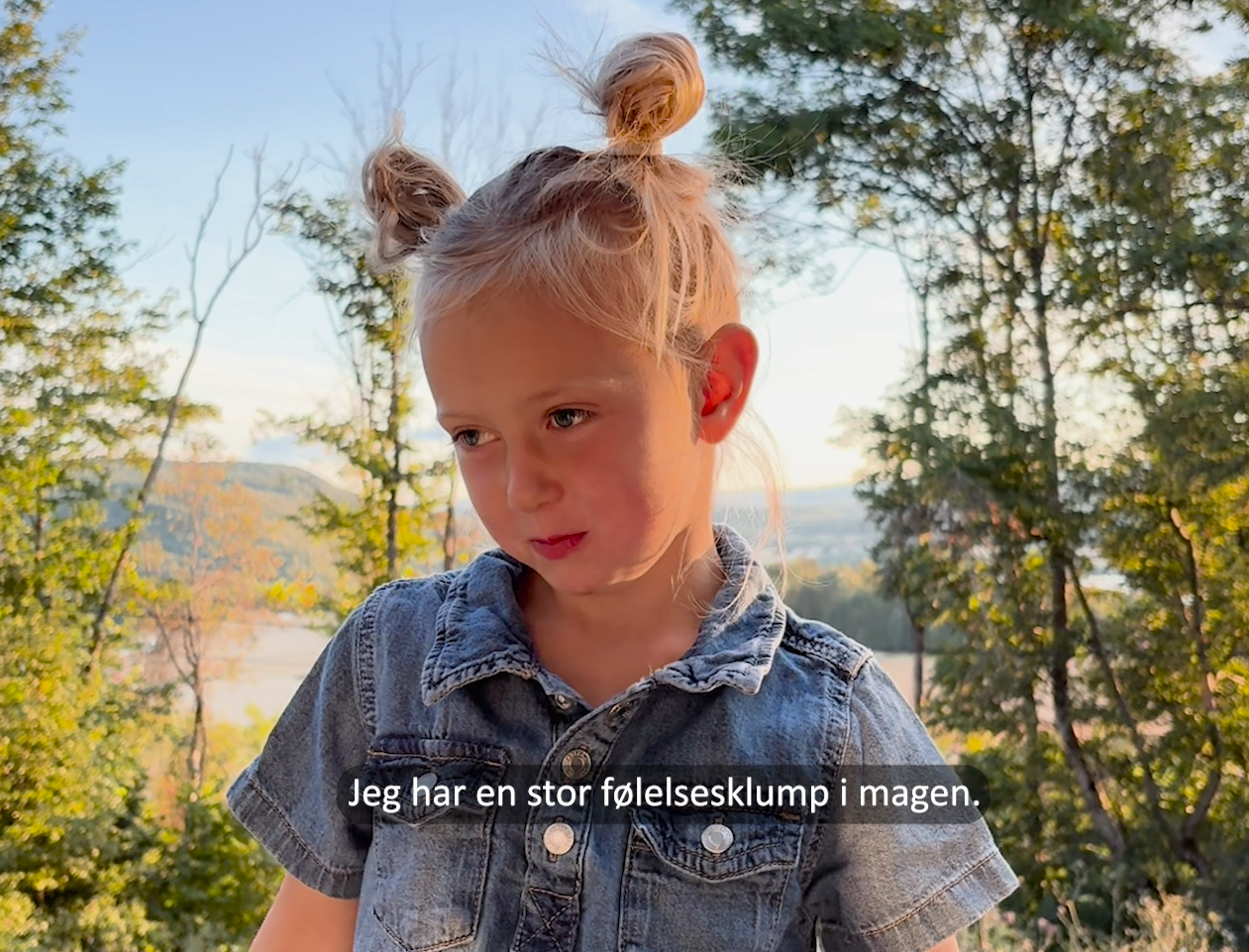 En ung jente med hestehale