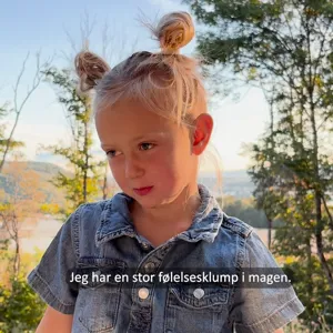En ung jente med hestehale
