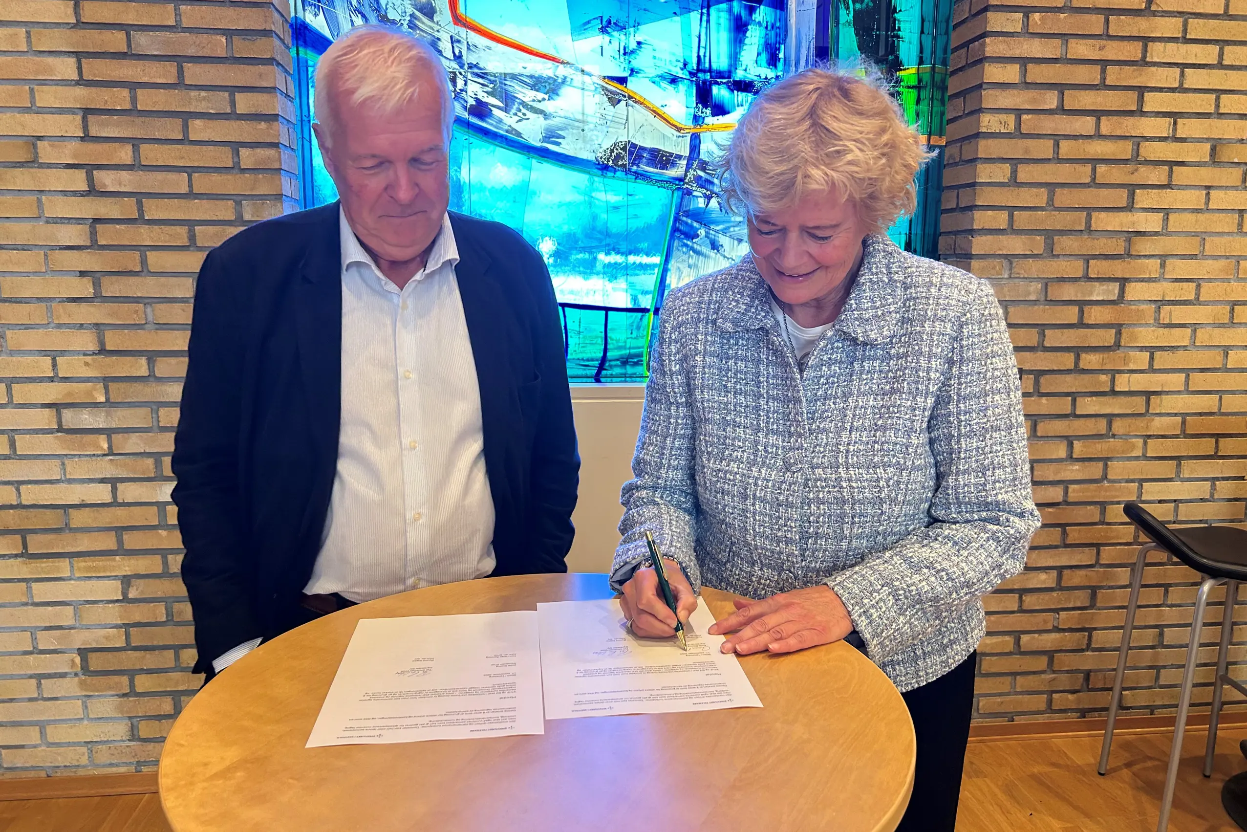 En mann og en kvinne som ser på en avis
