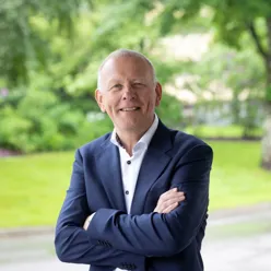 Tom Helge Rønning utenfor sykehuset