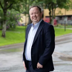 Robin Kåss står utenfor sykehuset