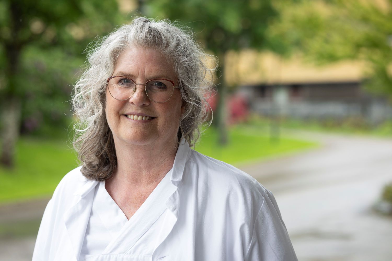 Pernille Lysaker utenfor sykehuset