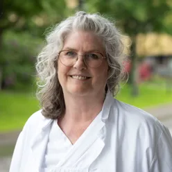 Pernille Lysaker utenfor sykehuset