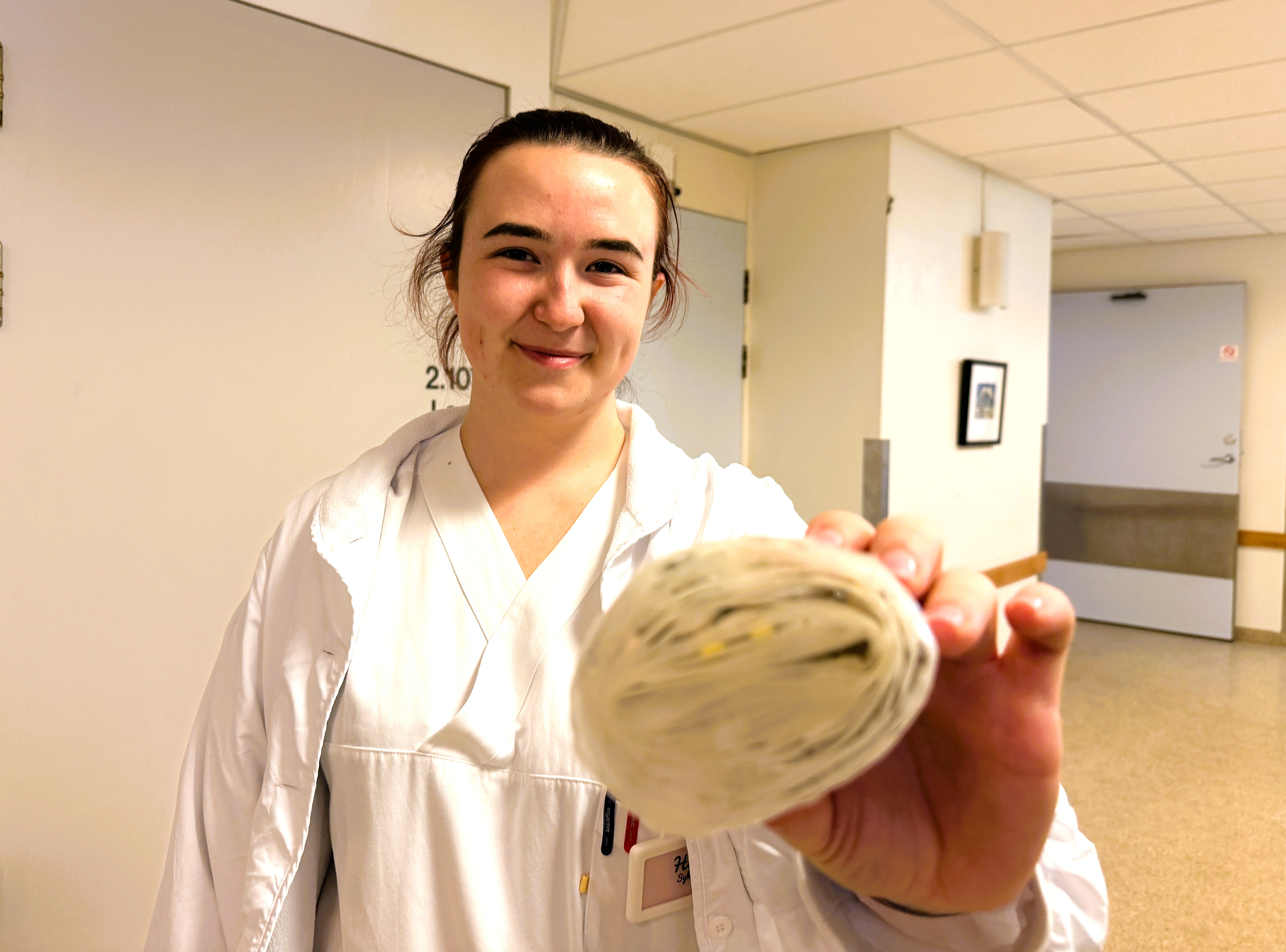 Hanne Balgaard med tre dagers medisinforbruk i endose-remse