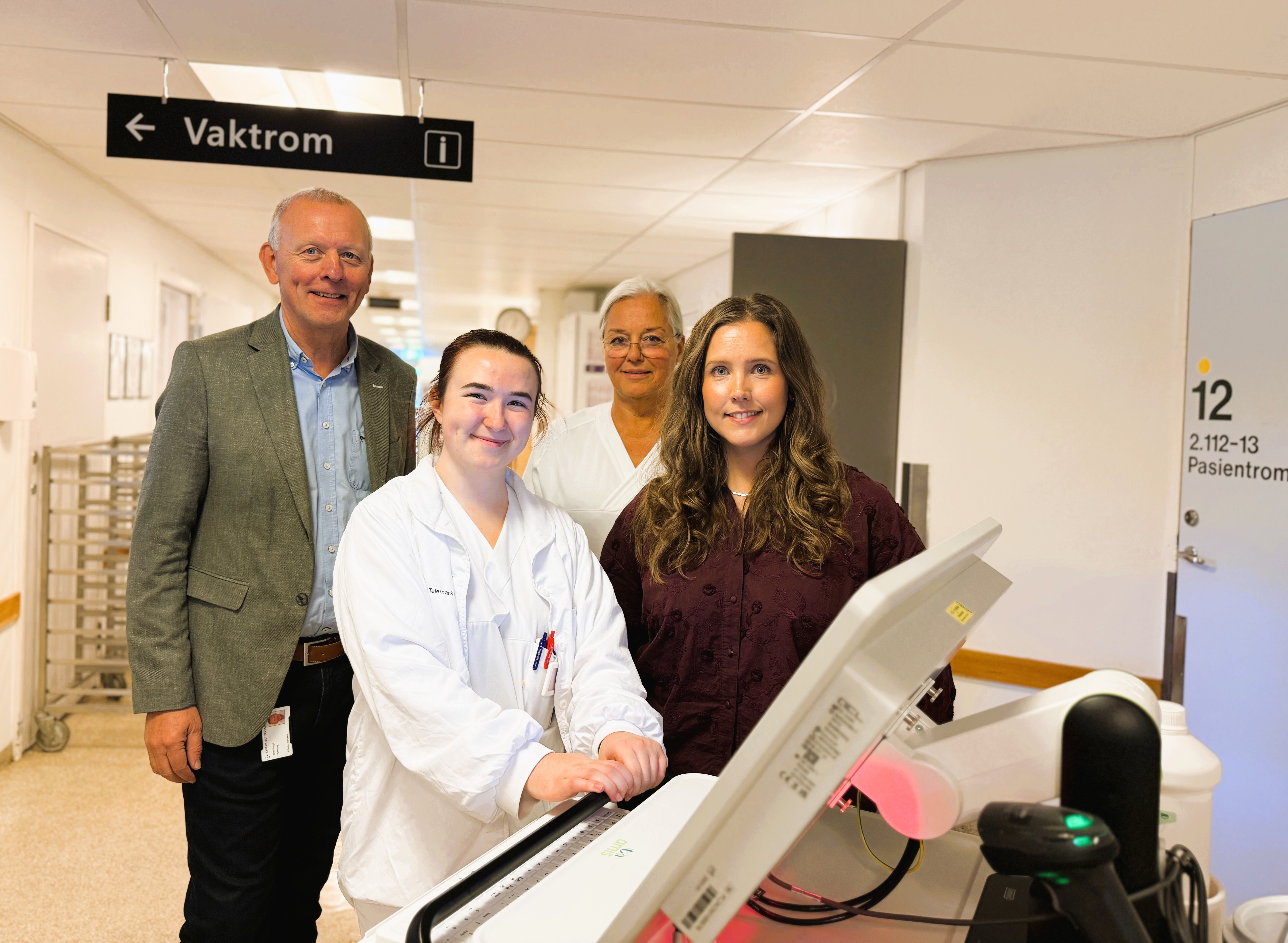 Administrerende direktør Tom Helge Rønning sammen med prosjektleder Karen Vik, sykepleier Hanne Balgaard Eriksen og