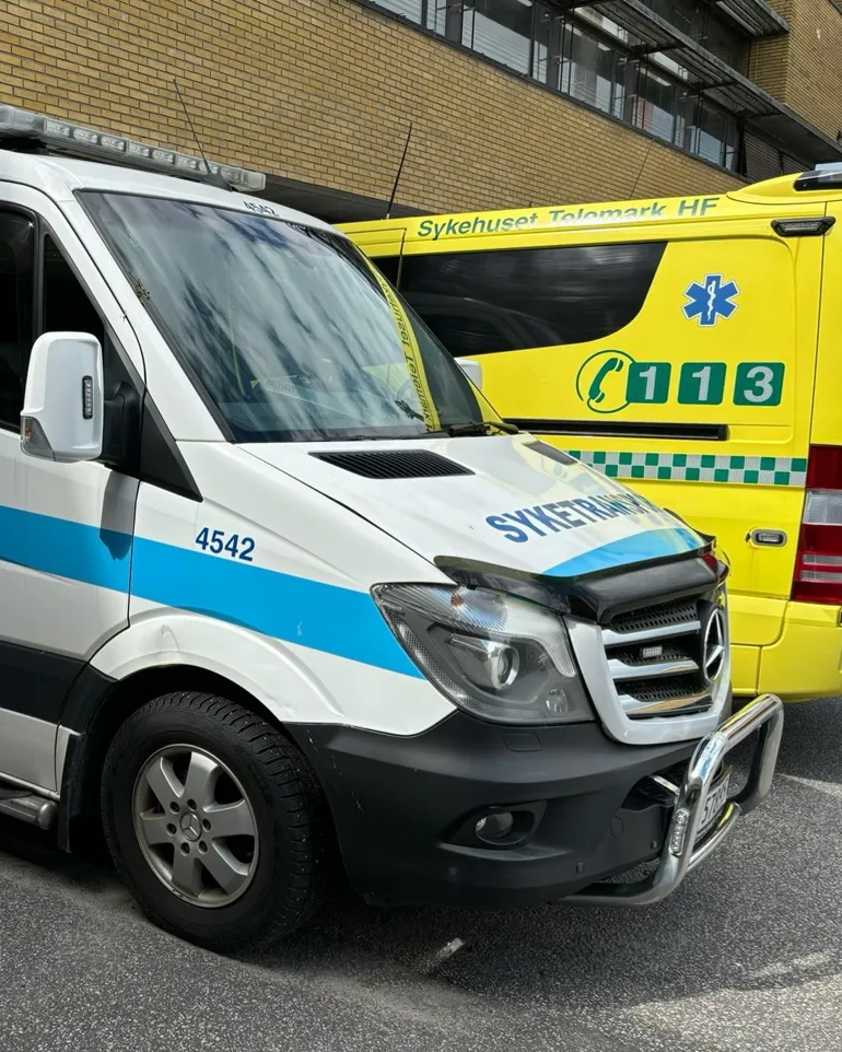 Bilde av en sykehustransportbil og en ambulanse