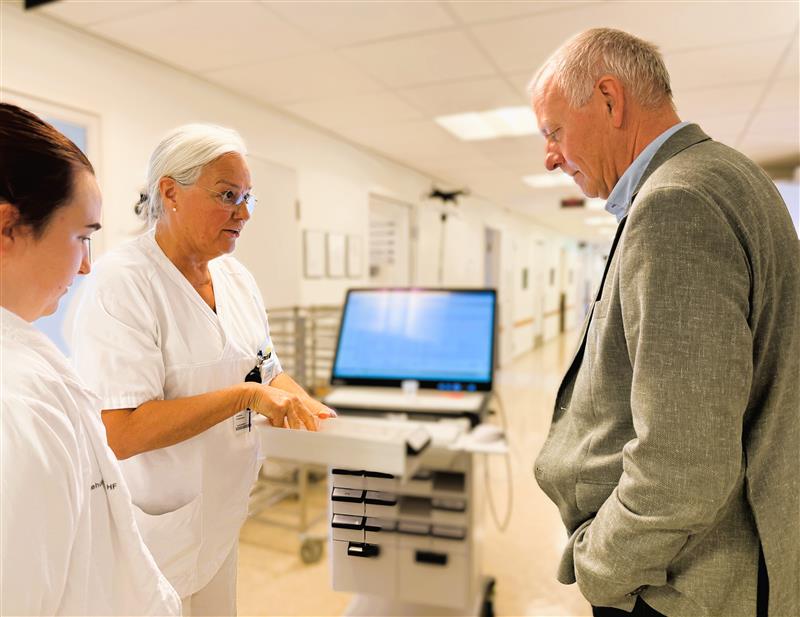 Fagutviklingssykepleier Helene Pedersen demonstrerer hvordan medisin bestillingen foregår.