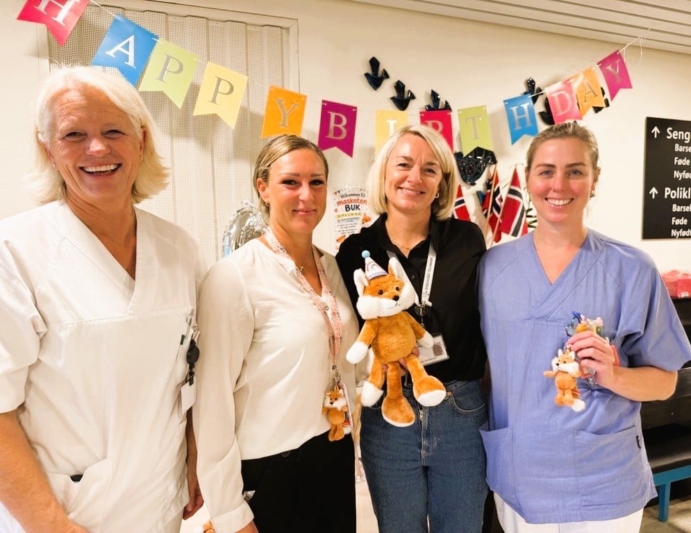 Avdelingsleder Jorunn Halsen, hjelpepleier Charlotte Heimholt, konsulent Liv Heidi Røsaker og sykepleier Marielle Ahlgreen Arnesen med en nøkkelring - og kosebamseutgave.