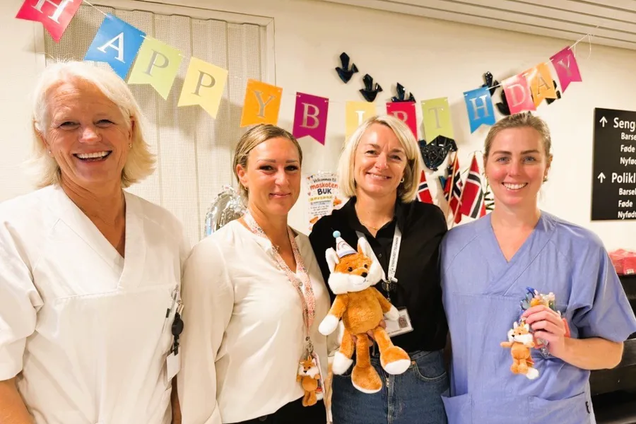 Avdelingsleder Jorunn Halsen, hjelpepleier Charlotte Heimholt, konsulent Liv Heidi Røsaker og sykepleier Marielle Ahlgreen Arnesen med en nøkkelring - og kosebamseutgave.