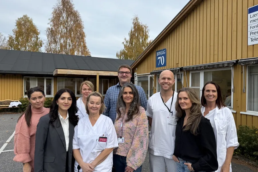 En gruppe mennesker som poserer for et bilde