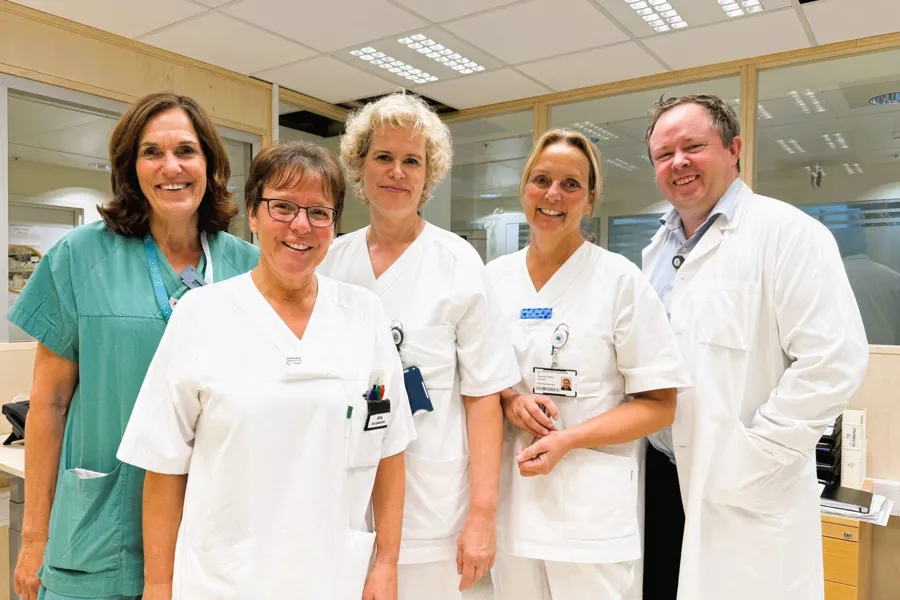 Kristin Hauss (seksjonsoverlege), Gina Myhre (intensivsykepleier/registrator), Astrid Merete Borgan (seksjonsleder), Anne Gry Dørdal Sandvik (intensivsykepleier) og klinikksjef Robin Kåss.