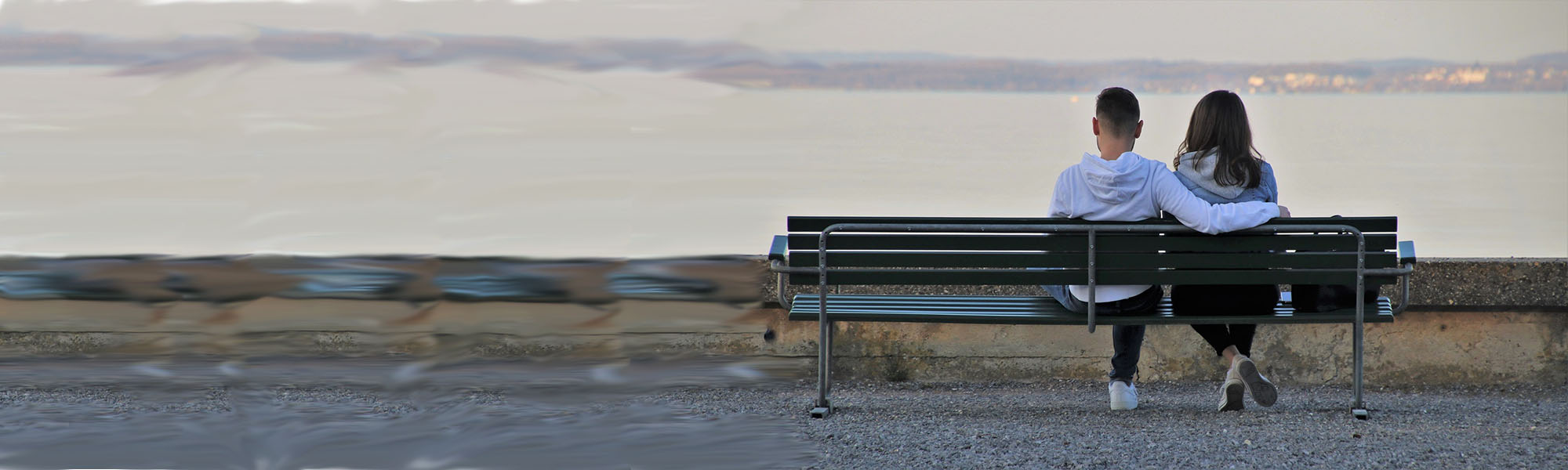 Et par som sitter på en benk