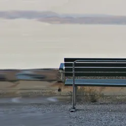 Et par som sitter på en benk