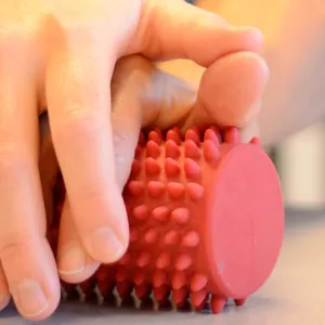 En person som holder et hjerte