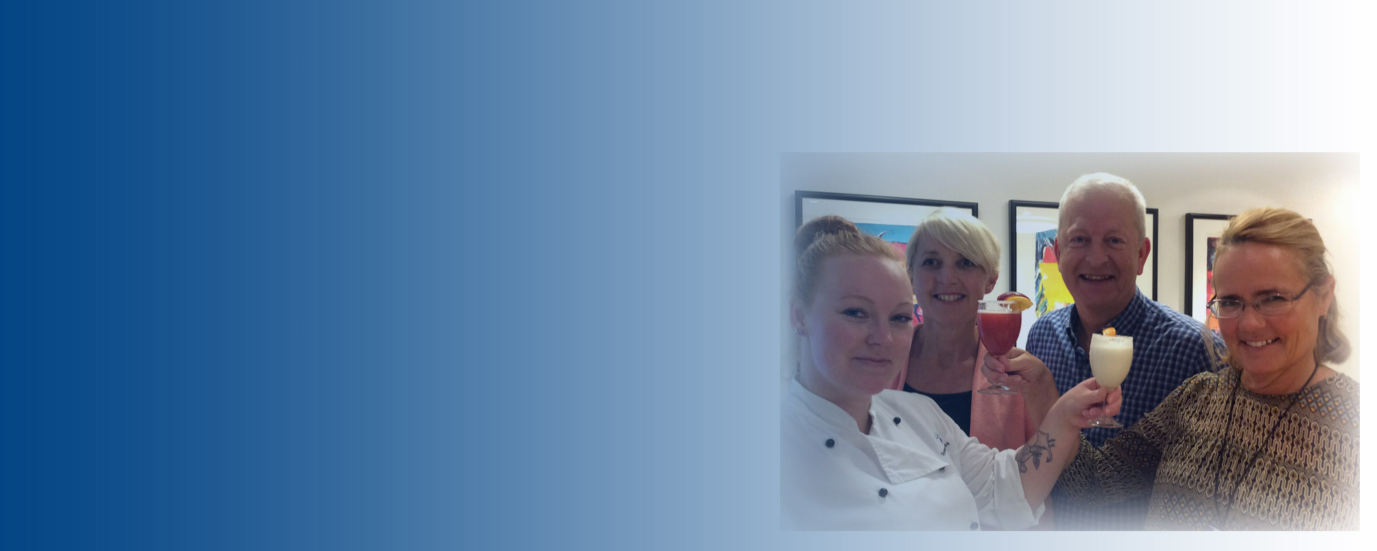 En gruppe mennesker som holder drinker