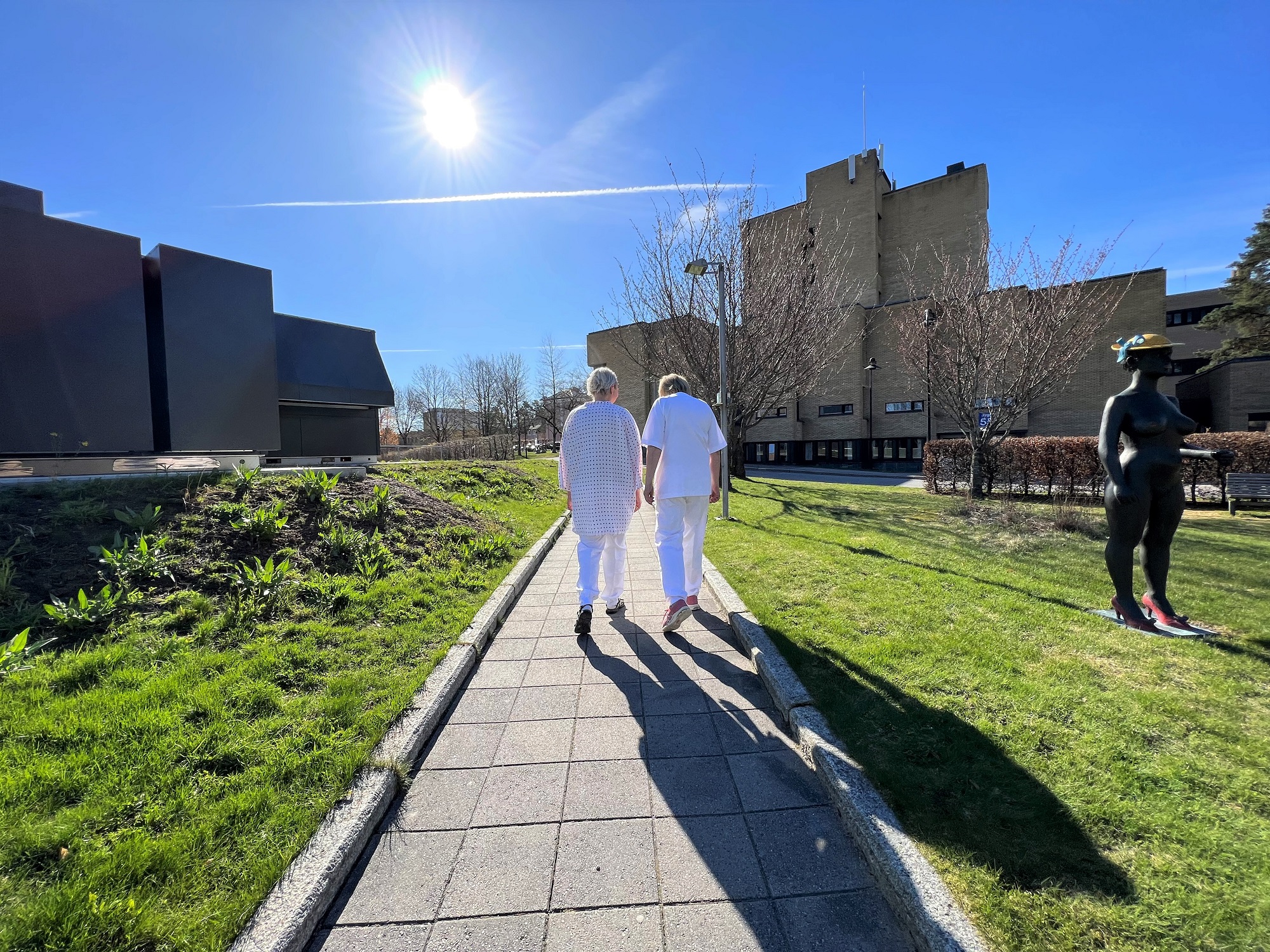 En gruppe mennesker som går på en sti foran et slott