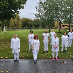 En gruppe mennesker i hvite uniformer som går på en sti